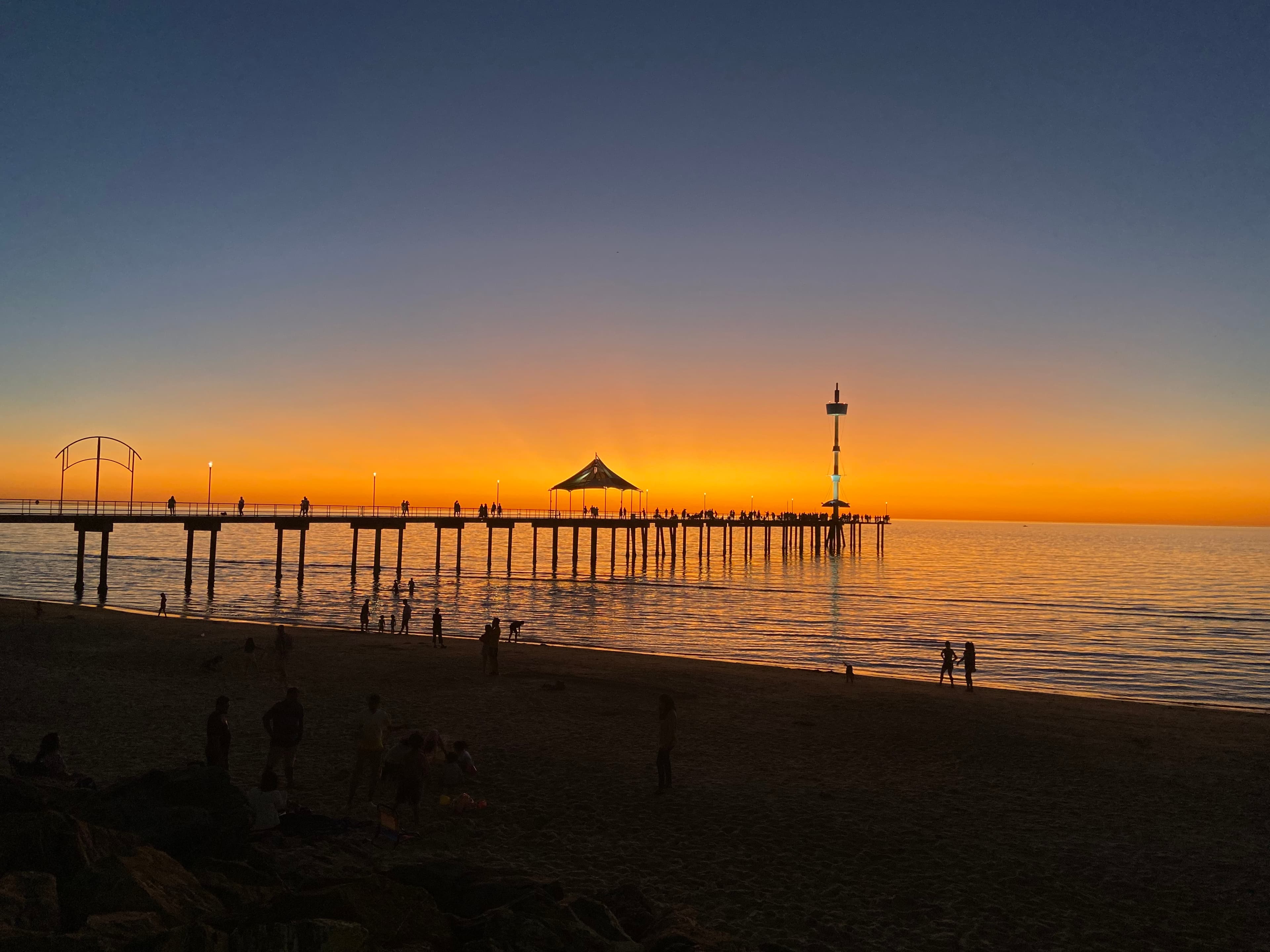 在海边等待日落