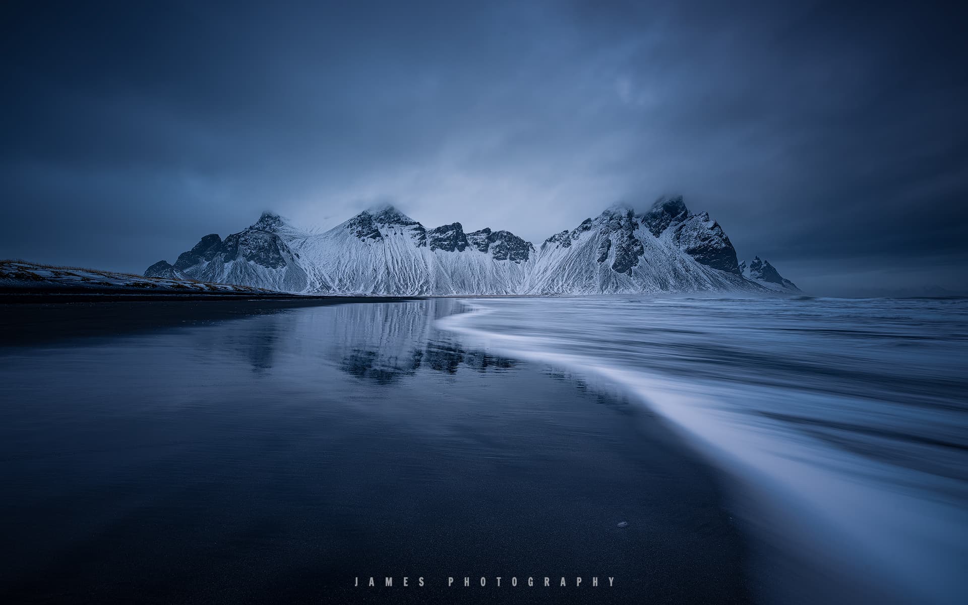 寂静之峰:冰岛的冬日倒影