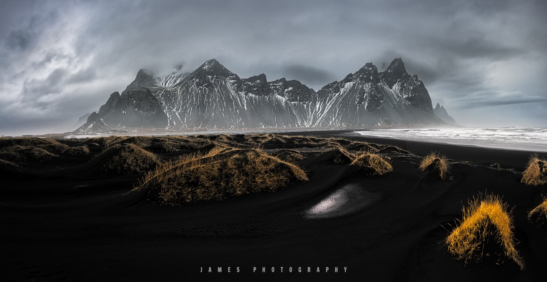 "蝙蝠山的守望者:金辉映照黑沙滩"