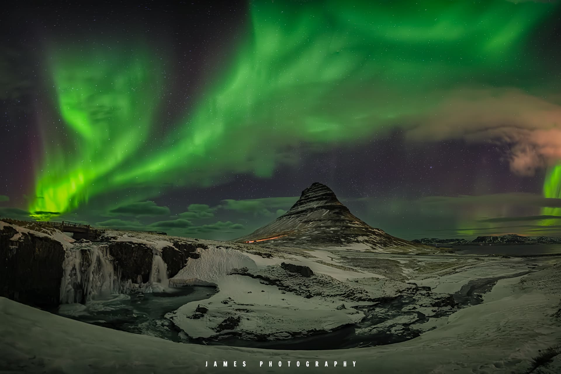 草帽山巅的极光炫舞