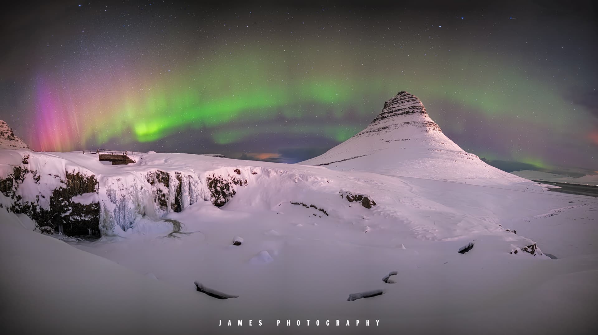 冰封草帽山的极光之舞